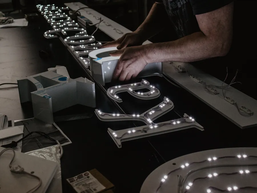 Lichtletters worden gebouwd in een signbedrijf